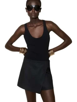 Jupe-short anthracite unie pourvue d'une coupe portefeuille