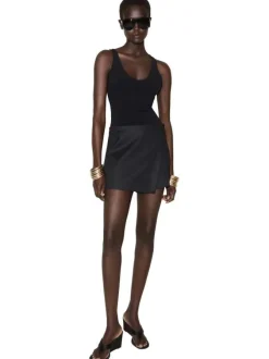 Jupe-short anthracite unie pourvue d'une coupe portefeuille