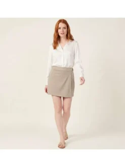 Jupe-short beige unie pourvue d'une coupe droite et d'une taille élastiquée