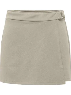 Jupe-short beige unie pourvue d'une coupe droite et d'une taille élastiquée