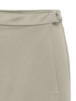 Jupe-short beige unie pourvue d'une coupe droite et d'une taille élastiquée