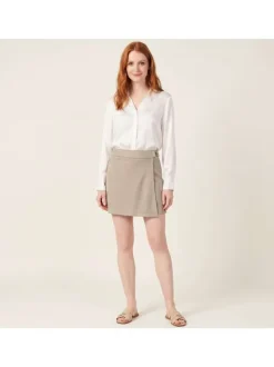 Jupe-short beige unie pourvue d'une coupe droite et d'une taille élastiquée