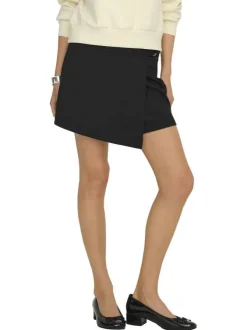 Jupe short courte noire unie en coton biologique avec une coupe fluide