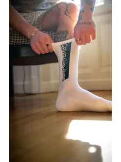 Lot de 3 paires de chaussettes hautes blanc unies avec une coupe haute et nom de la marque autour de la cheville