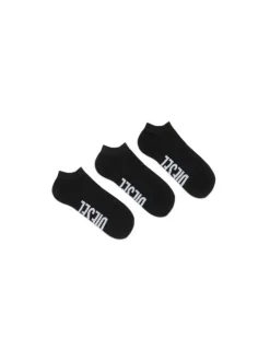 Lot de 3 paires de chaussettes basses noir unies avec une coupe courte et le nom de la marque imprimé dessous