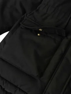 Manteau noir mi-long uni avec un col à capuche en fausse fourrure beige