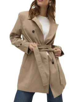 Manteau beige pourvu d'un col à revers et d'une fermeture boutonnée