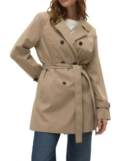 Manteau beige pourvu d'un col à revers et d'une fermeture boutonnée