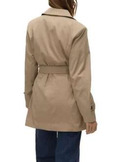 Manteau beige pourvu d'un col à revers et d'une fermeture boutonnée
