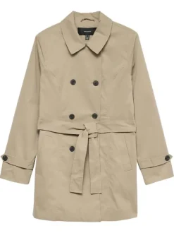 Manteau beige pourvu d'un col à revers et d'une fermeture boutonnée