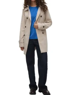 Manteau écru pourvu d'un col à revers et d'une fermeture boutonnée