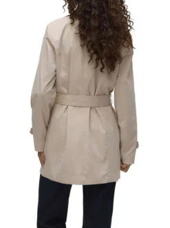 Manteau écru pourvu d'un col à revers et d'une fermeture boutonnée