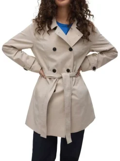 Manteau écru pourvu d'un col à revers et d'une fermeture boutonnée