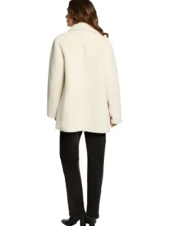 Manteau écru uni coupe droite avec un col à rabats et des boutons