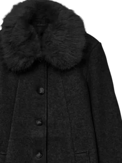 Manteau noir avec un col en fourrure et grande boutonnière à l'avant