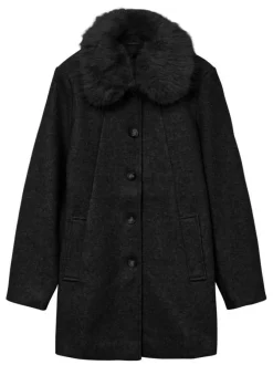 Manteau noir avec un col en fourrure et grande boutonnière à l'avant