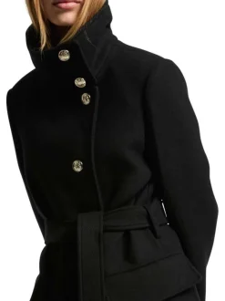 Manteau noir uni à coupe longue avec un col montant et des boutons