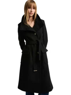 Manteau noir uni à coupe longue avec un col montant et des boutons