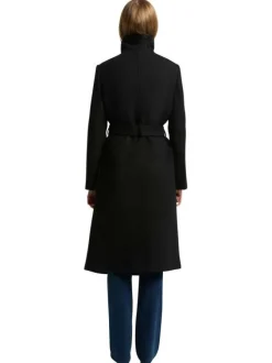 Manteau noir uni à coupe longue avec un col montant et des boutons