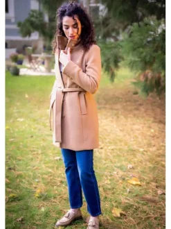 Mocassins Adrian Virginia en cuir beiges avec un talon plat et détail frange
