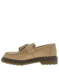 Mocassins Adrian Virginia en cuir beiges avec un talon plat et détail frange