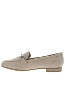 Mocassins beiges avec un talon plat et une fermeture à slip-on