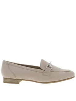 Mocassins beiges avec un talon plat et une fermeture à slip-on
