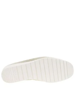 Mocassins beiges en cuir avec un talon compensé bas et à slip-on