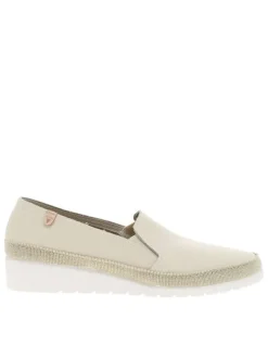 Mocassins beiges en cuir avec un talon compensé bas et à slip-on