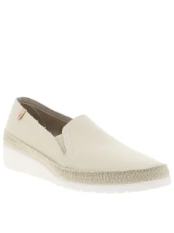 Mocassins beiges en cuir avec un talon compensé bas et à slip-on
