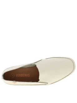 Mocassins beiges en cuir avec un talon compensé bas et à slip-on