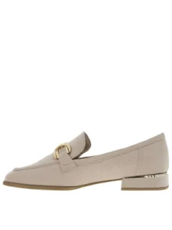Mocassins beiges à talon plat avec une boucle décorative sur le soufflet