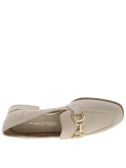 Mocassins beiges à talon plat avec une boucle décorative sur le soufflet