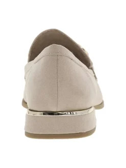 Mocassins beiges à talon plat avec une boucle décorative sur le soufflet
