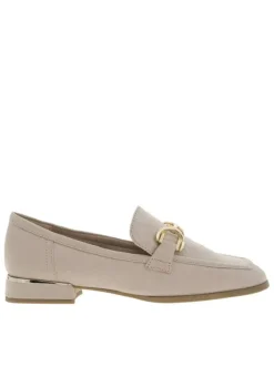 Mocassins beiges à talon plat avec une boucle décorative sur le soufflet