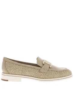 Mocassins beiges tressées avec un bijoux à l'avant et à talon carré