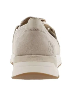 Mocassins beige à talon plat avec logo embossé et chaîne décorative