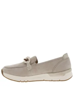 Mocassins beige à talon plat avec logo embossé et chaîne décorative