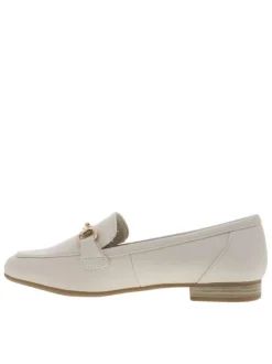 Mocassins blancs avec un talon plat et une fermeture à slip-on