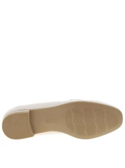 Mocassins blancs avec un talon plat et une fermeture à slip-on
