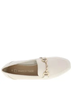 Mocassins blancs avec un talon plat et une fermeture à slip-on