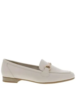 Mocassins blancs avec un talon plat et une fermeture à slip-on