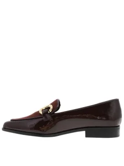 Mocassins bordeaux vernis avec semelle à talon décroché bas et bijoux dorés