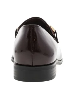 Mocassins bordeaux vernis avec semelle à talon décroché bas et bijoux dorés