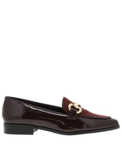 Mocassins bordeaux vernis avec semelle à talon décroché bas et bijoux dorés