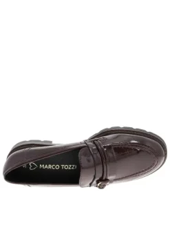 Mocassins bordeaux vernis avec semelle à talon plat et bout arrondi