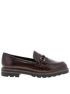 Mocassins bordeaux vernis avec semelle à talon plat et bout arrondi