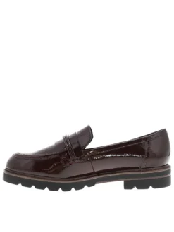 Mocassins bordeaux vernis avec semelle à talon plat et bout arrondi