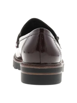 Mocassins bordeaux vernis avec semelle à talon plat et bout arrondi