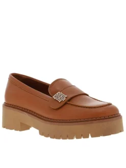 Mocassins en cuir camel à talon plat et semelle chunky avec bride et logo métallique en relief